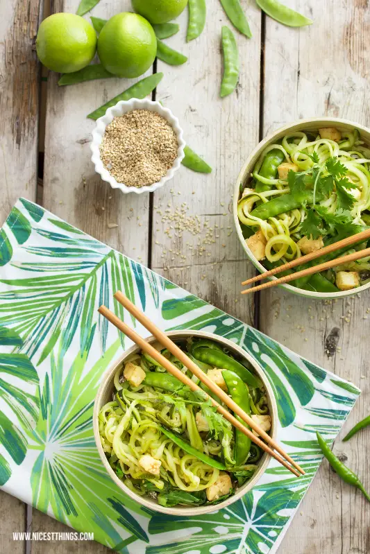 Thai Zucchini Spaghetti Zoodles mit Pak Choi und Tofu #thai #zoodles #zucchini #cleaneating #lowcarb