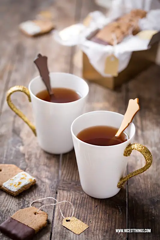 Glitzer Tassen DIY spülmaschinenfest Anleitung DIY Weihnachtsgeschenke Glitter Mugs Tassen mit Glitzer verzieren #glitzer #tassen #glitzertassen #glitter #mugs #glittermugs #diytassen #diymugs #glitterdiy #geschenkideen #diy #weihnachtsgeschenke #glittertassen #diytassen #weihnachten #geschenkideen
