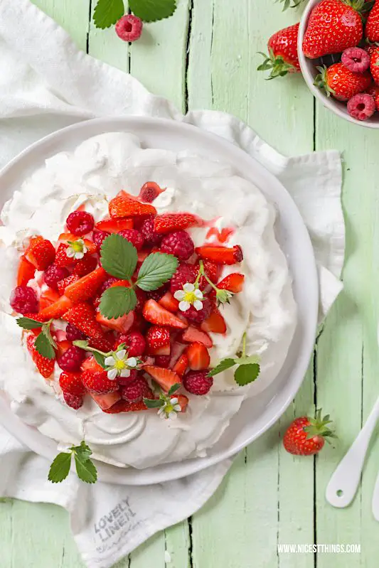 Pavlova Rezept Pavlova Torte Erdbeeren Himbeeren Sahne baiser #pavlova #meringue #baiser #torte #sahne #pavlovarezept #erdbeeren #himbeeren