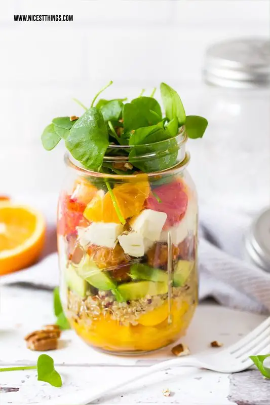 Salat im Glas mit Quinoa, Honig Hähnchen, Orange, Blutorange, Avocado #mealprep #salatimglas #saladinajar #quinoa #blutorange #honig #picknickrezepte #partyrezepte #hähnchen #orange