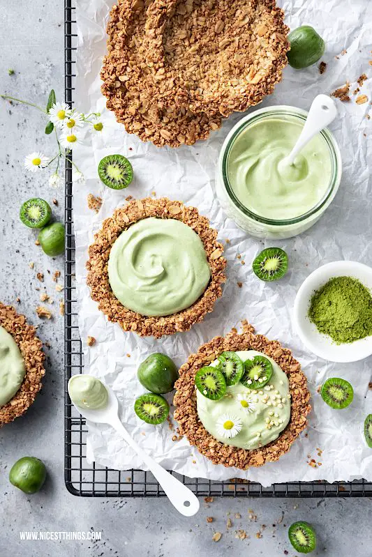 Mini Kiwi Rezept Granola Tartelettes mit Kiwibeeren und Matcha Joghurt #nergi #minikiwi #kiwiberries #tartelettes #frühstück #kiwibeeren #granolatartelettes