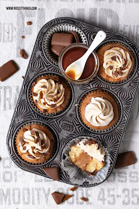 Daim Cupcakes mit Karamell Kern Rezept Karamell Frosting #daim #cupcakes #karamell #caramel muffins
