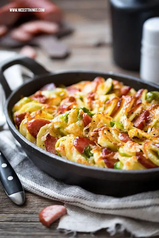 Kartoffelgratin mit Käse und Sahne Rezept mit Kabanossi, Gruyère, Rosenkohl #kartoffelgratin #auflauf #ofengericht #rosenkohl #kabanossi #gruyere #käse