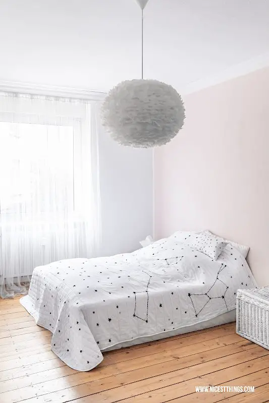 Schlafzimmer aufräumen Entrümpeln Marie Kondo Konmari -tagesdecke Sterne #mariekondo #konmari #minimalismus #schlafzimmer #aufräumen #magiccleaning