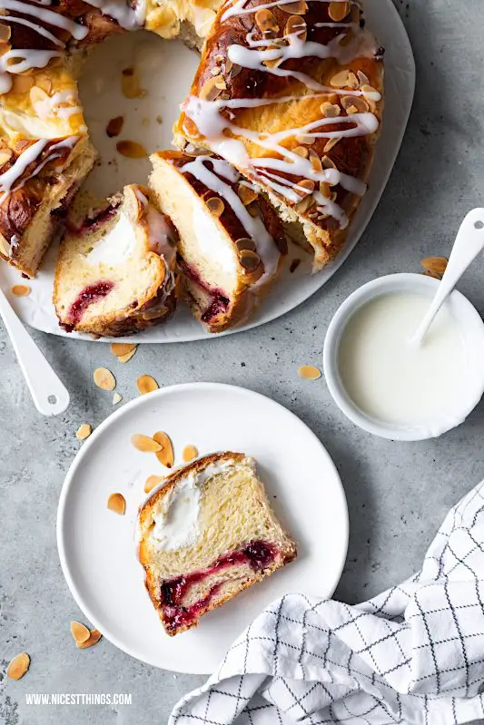 Hefezopf Rezept Ostern Hefekranz gefüllt Quark Frischkäse Osterbrunch #hefezopf #rezept #hefekranz #ostern #osterbrunch #osterzopf #hefeteig #osterrezepte #backrezepte #easter #babka