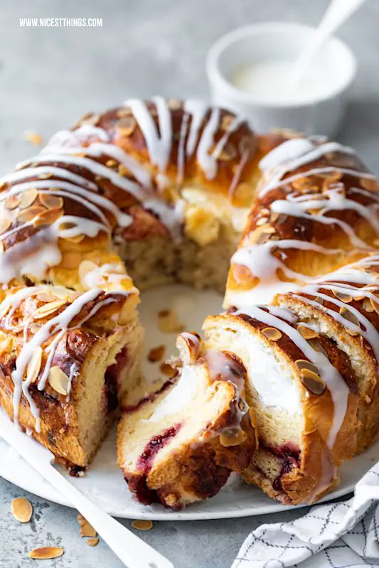 Hefezopf Rezept Ostern Hefekranz gefüllt Quark Frischkäse Konfitüre Osterbrunch #hefezopf #rezept #hefekranz #ostern #osterbrunch #osterzopf #hefeteig #osterrezepte #backrezepte #easter #babka