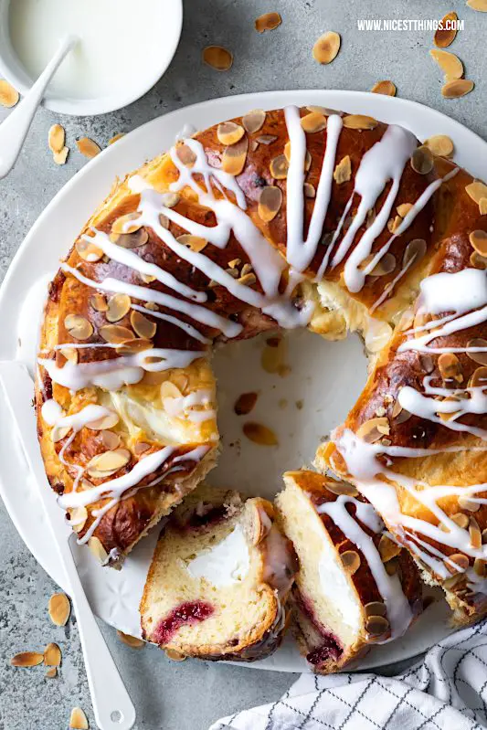 Hefezopf Rezept Ostern Hefekranz gefüllt Quark Frischkäse Osterbrunch #hefezopf #rezept #hefekranz #ostern #osterbrunch #hefeteig #osterrezepte #backrezepte #easter #babka