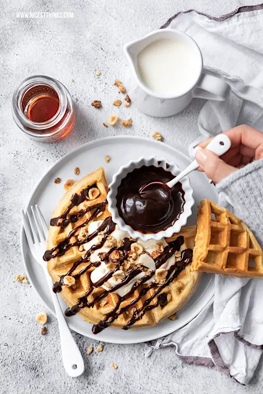 Kalorienarme Waffeln Protein Waffeln Rezept Low Carb fettarm mit Haferflocken und Magerquark #waffeln #waffles #kalorienarm #proteinwaffeln #cleaneating #lowcarb #lowcarbwaffeln #gesundewaffeln