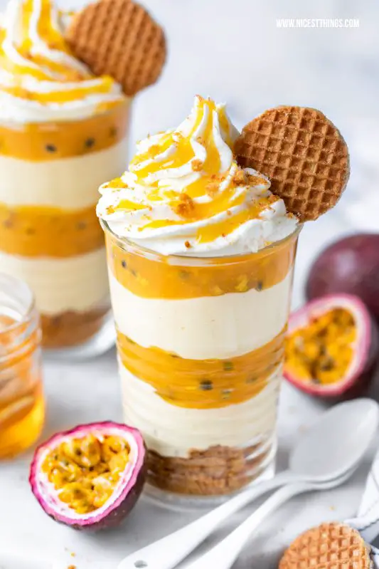Maracuja Dessert mit Buttermilch Creme, Honig, Maracuja Sauce, Honigwaffeln Osterbrunch Ostern #maracuja #dessert #honig #langnesehonig #osterbrunch #ostern #buttermilch #honigwaffeln #nachtisch #foodblogger #osterrezepte