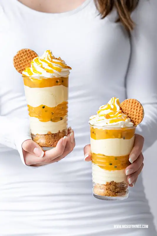 Maracuja Dessert mit Buttermilch Creme, Honig, Maracuja Sauce, Honigwaffeln Osterbrunch Ostern #maracuja #dessert #honig #langnesehonig #osterbrunch #ostern #buttermilch #honigwaffeln #nachtisch #foodblogger #osterrezepte