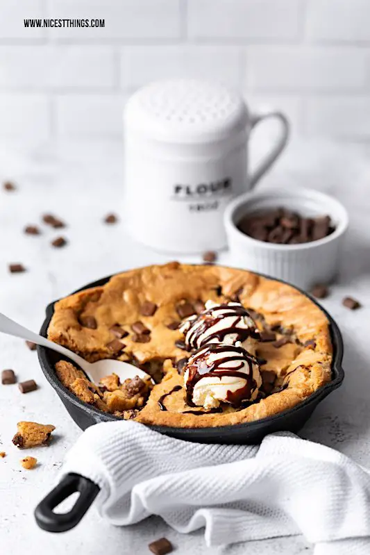 Skillet Cookie One Pan Cookie aus der Pfanne Riesen Cookie Rezept Chocolate Chip Cookie #cookie #cookies #onepancookie #skilletcookie #riesencookie #chocolatechipcookie #foodblogger