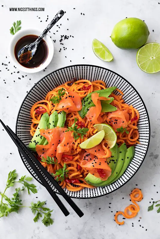 Süßkartoffel Nudeln Süßkartoffel Spaghetti Pasta Thai Wildlachs Lachs Avocado Limette Koriander Bowl #süßkartoffeln #sweetpotato #lowcarb #cleaneating #thai #buddhabowl #avocado #friedrichs #friedrichsfeinfisch #lachs #wildlachs #salmon #räucherlachs #lachsrezepte