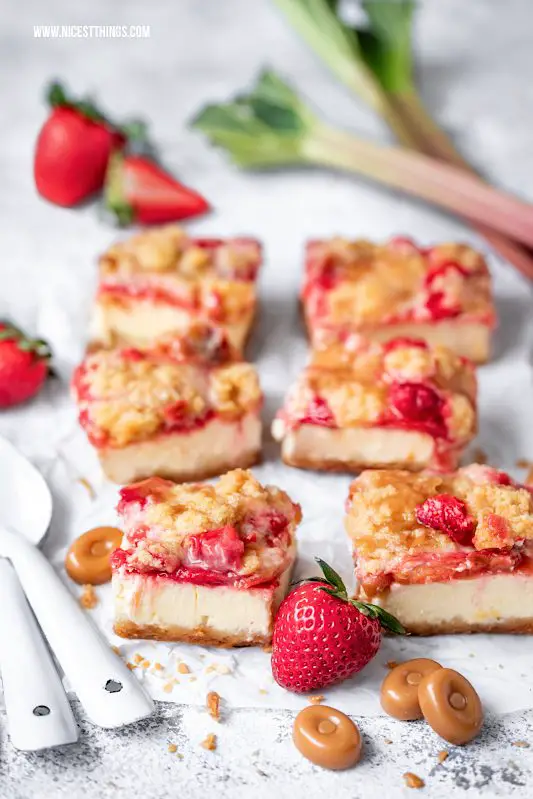 Rhabarberkuchen mit Streuseln Rhabarber Streuselkuchen Erdbeeren Mascarpone Karamellbonbons #rhabarber #käsekuchen #streuselkuchen #rhabarberkuchen #rhabarbercheesecake #rhabarberrezepte #erdbeeren #erdbeerkuchen