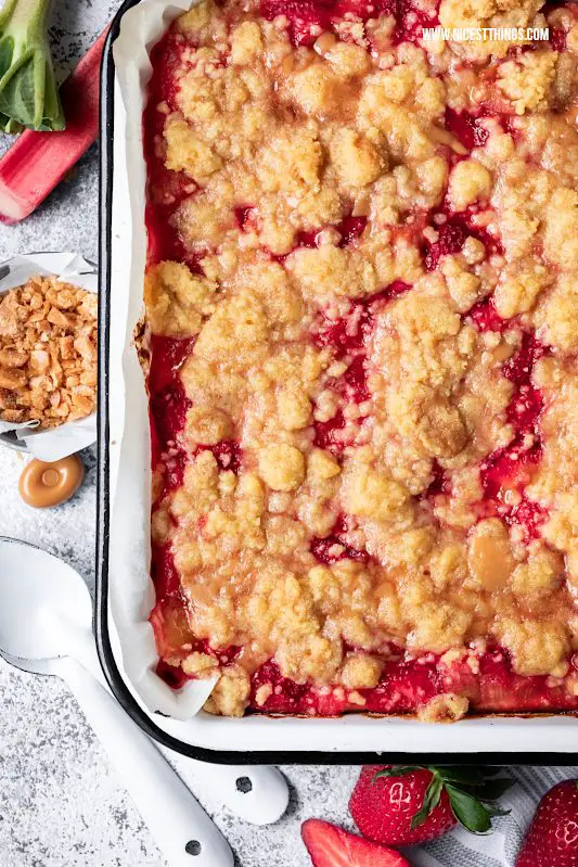 Rhabarber Streuselkuchen mit Erdbeeren, Mascarpone, Karamellbonbons #rhabarber #käsekuchen #streuselkuchen #rhabarberkuchen #rhabarbercheesecake #rhabarberrezepte #erdbeeren #erdbeerkuchen